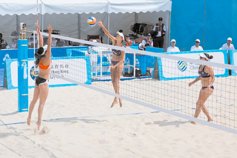 Behind the intense competition, the medical support team in red vests provided silent support.