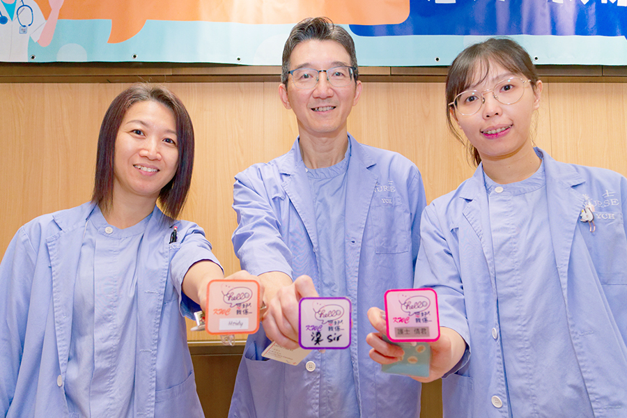 Medical staff wear an exquisite badge that clearly displays their names, making it convenient for patients to address them.