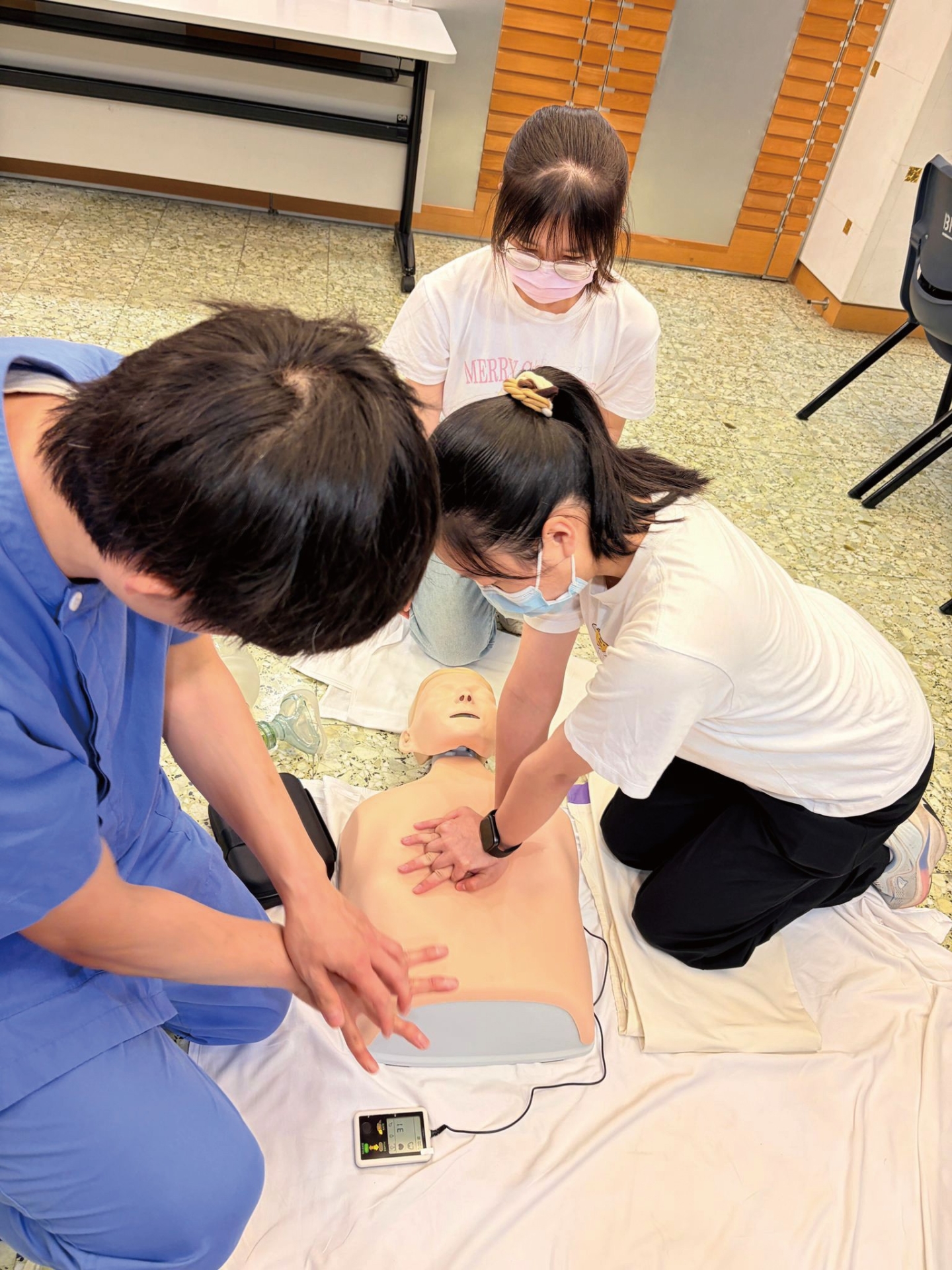 學生透過工作坊體驗心肺復甦法、模擬縫針拆線及防感染控制訓練等相關技能。
