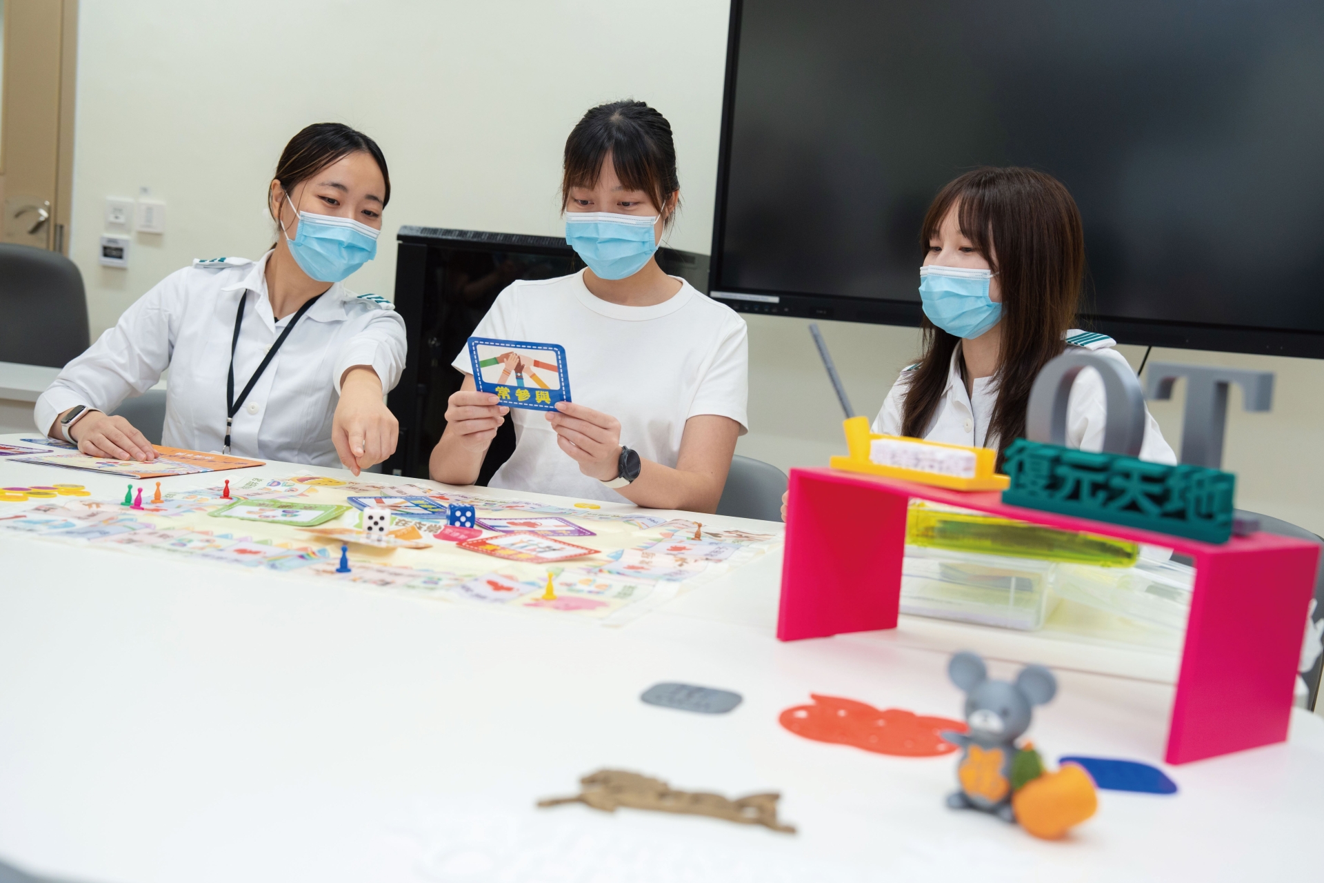 職業治療團隊以遊戲形式的治療小組鼓勵復元人士建立社交,學習欣賞自我並擴闊生活視野。
