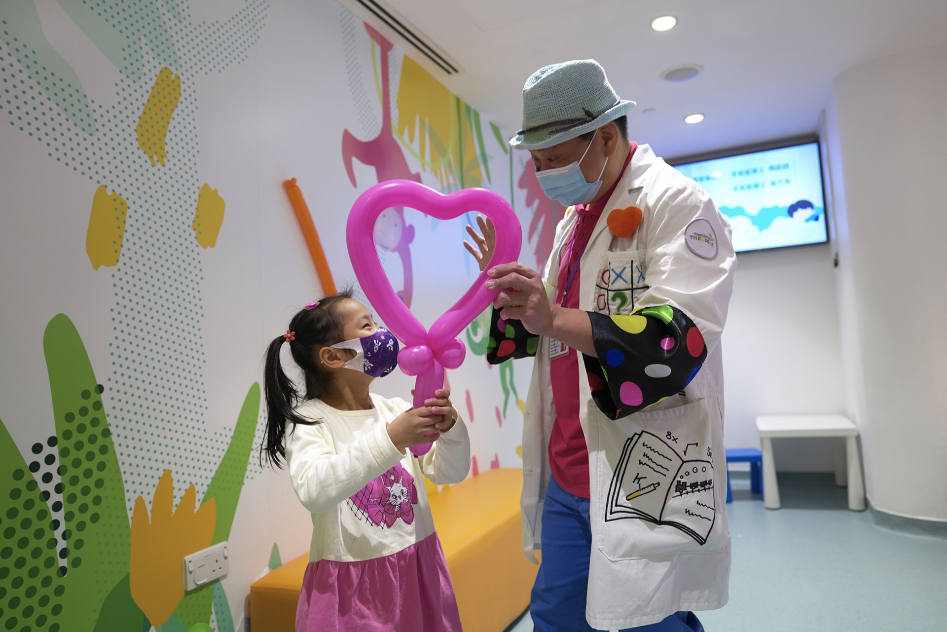 小朋友在專科門診內收到KK醫生的氣球後十分興奮。