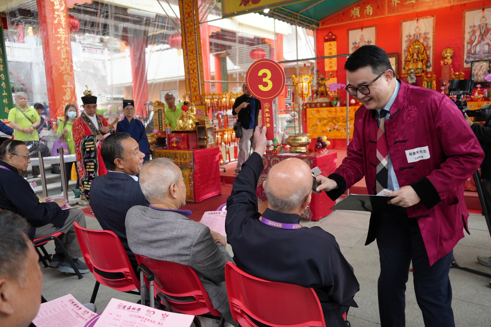 The atmosphere of this year’s Lantern Auction charity event was vibrant, with donors enthusiastically raising their paddles.