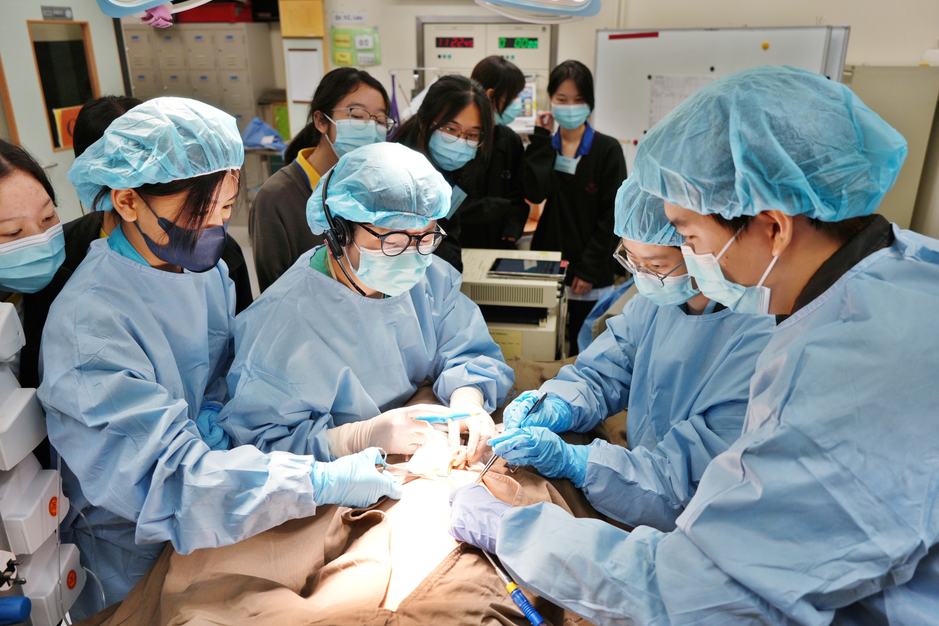 The “1 Home 1 Plan” activity is co-organised by NDH, schools, and community partners. In the photo, students put on surgical gowns to experience the work of a surgeon.