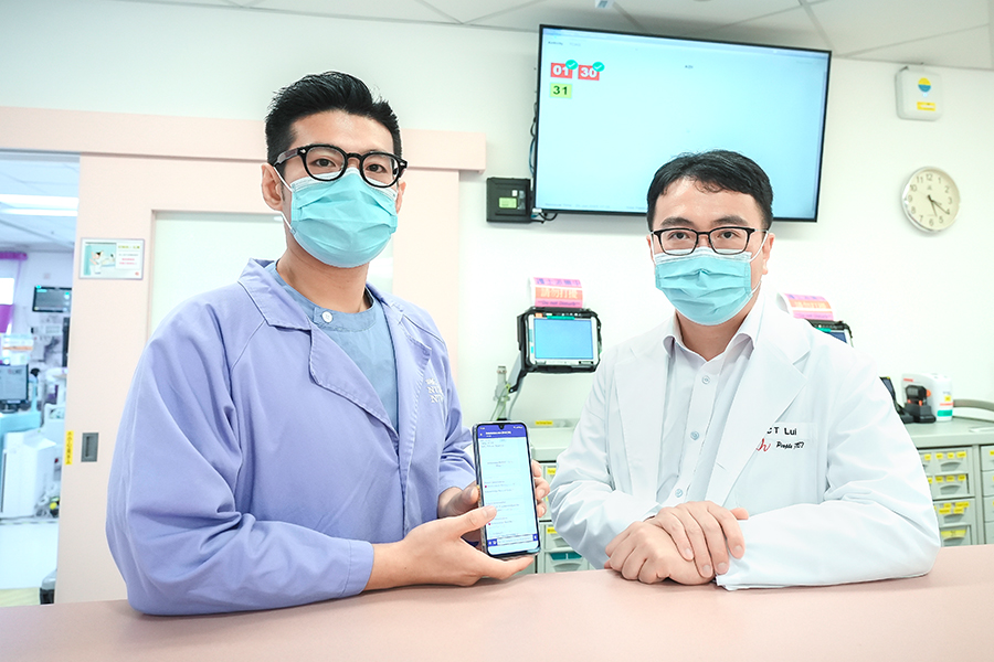 Dr Lui Chun-tat (right) says the AI system provides round-the-clock monitoring of patients’ risk of deterioration. Lau Man-chung (left) adds that frontline staff receives high-risk alerts by HA Chat messages and the ward dashboard.