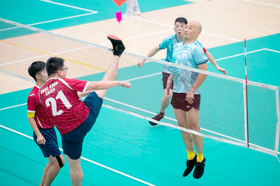During a match at the National Games, Ho-kan (second from the left) attacks with his ‘stomping’ technique.