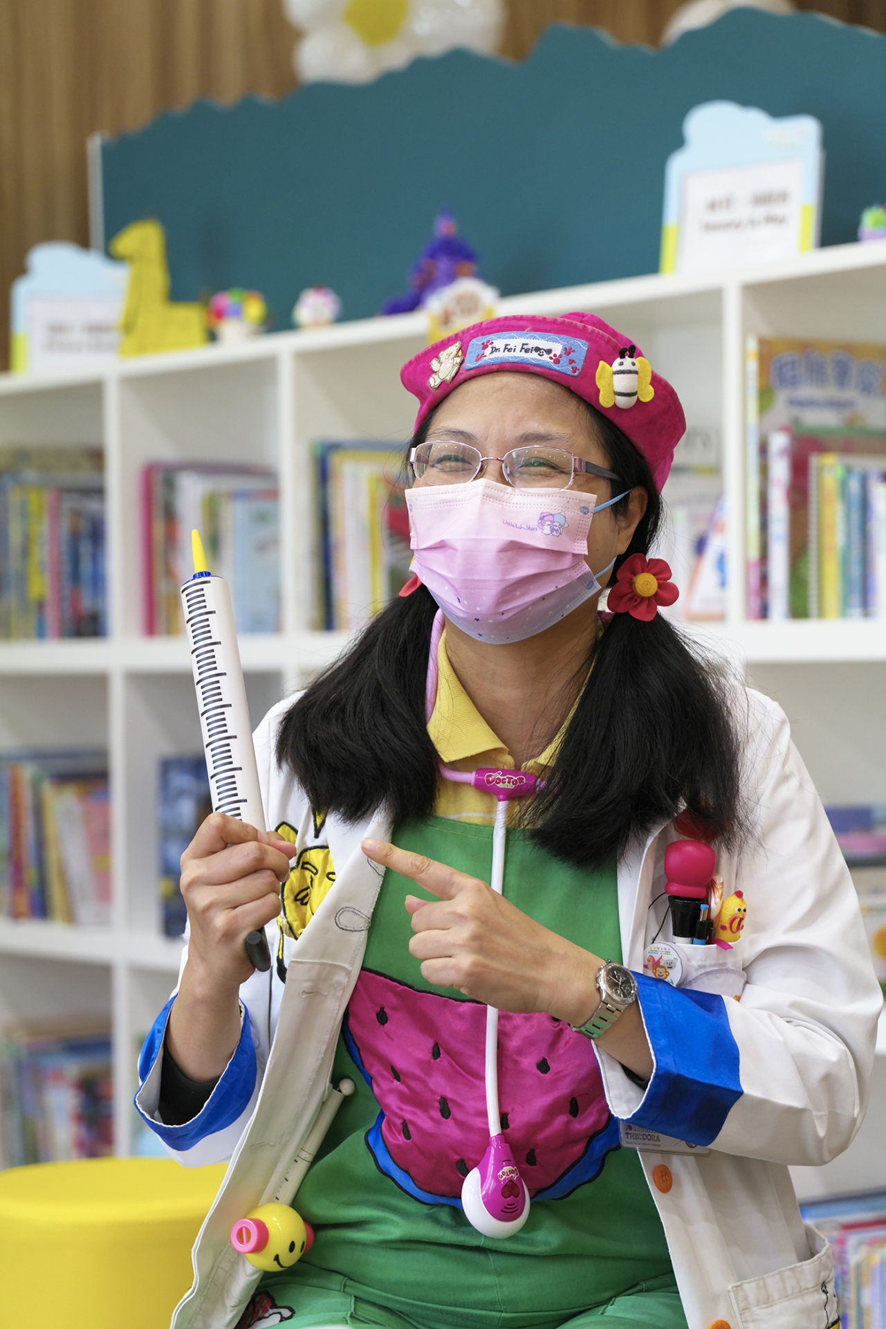 「搞笑醫生」的白袍猶如「百寶袋」，飛飛醫生展示的是「開心加油針」。