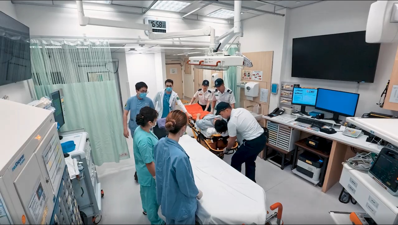 Primary Diversion Scheme enables medical teams to make advance arrangements for examination and treatment, thereby gaining more golden time for patients. The picture shows Tuen Mun Hospital and FSD simulating the transport of an acute stroke patient to the hospital.