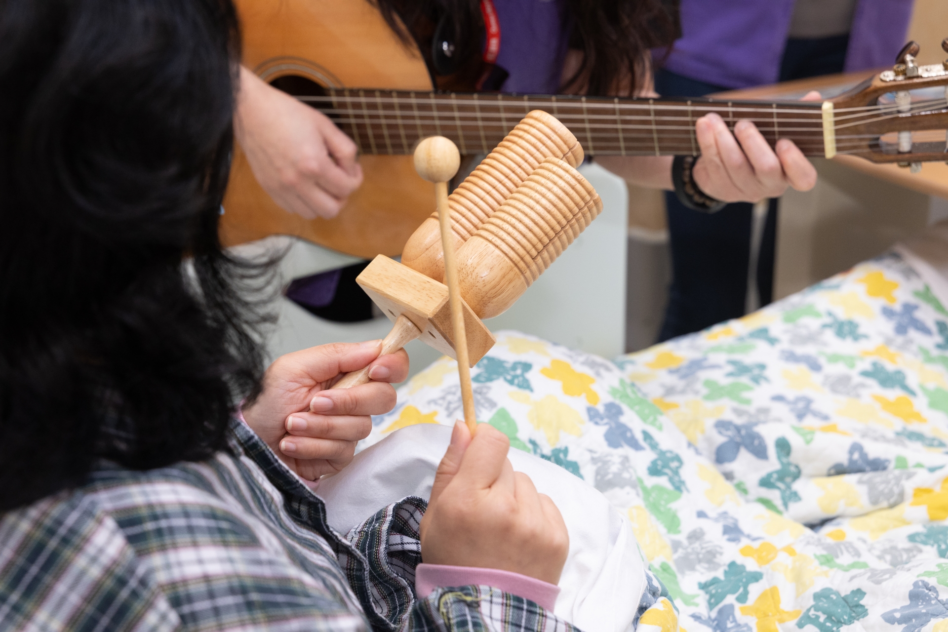 治療師會邀請病人一同選曲及演奏，有助病人整理心情，排解負面情緒。