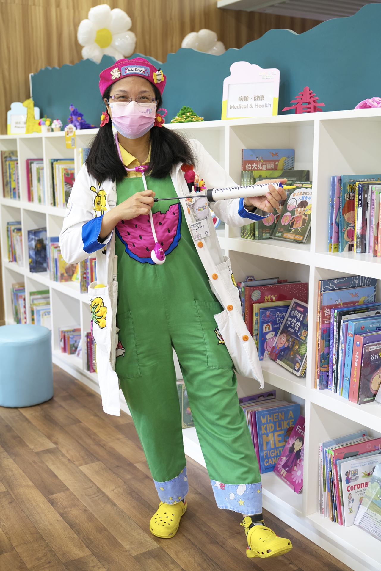 「搞笑醫生」的白袍猶如「百寶袋」，飛飛醫生展示的是「開心加油針」。