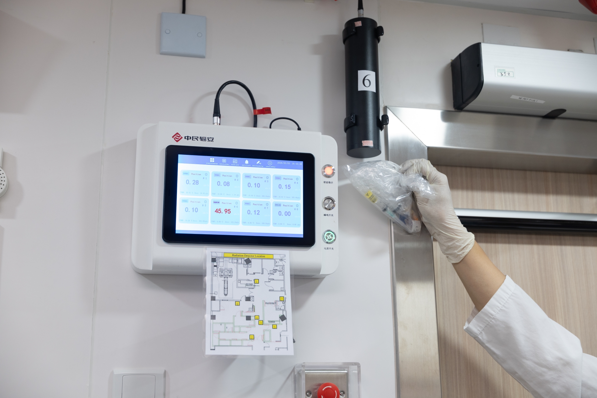 當輻射水平超標時，輻射監測系統會即時發出警報，紅色警示燈亦會亮起。