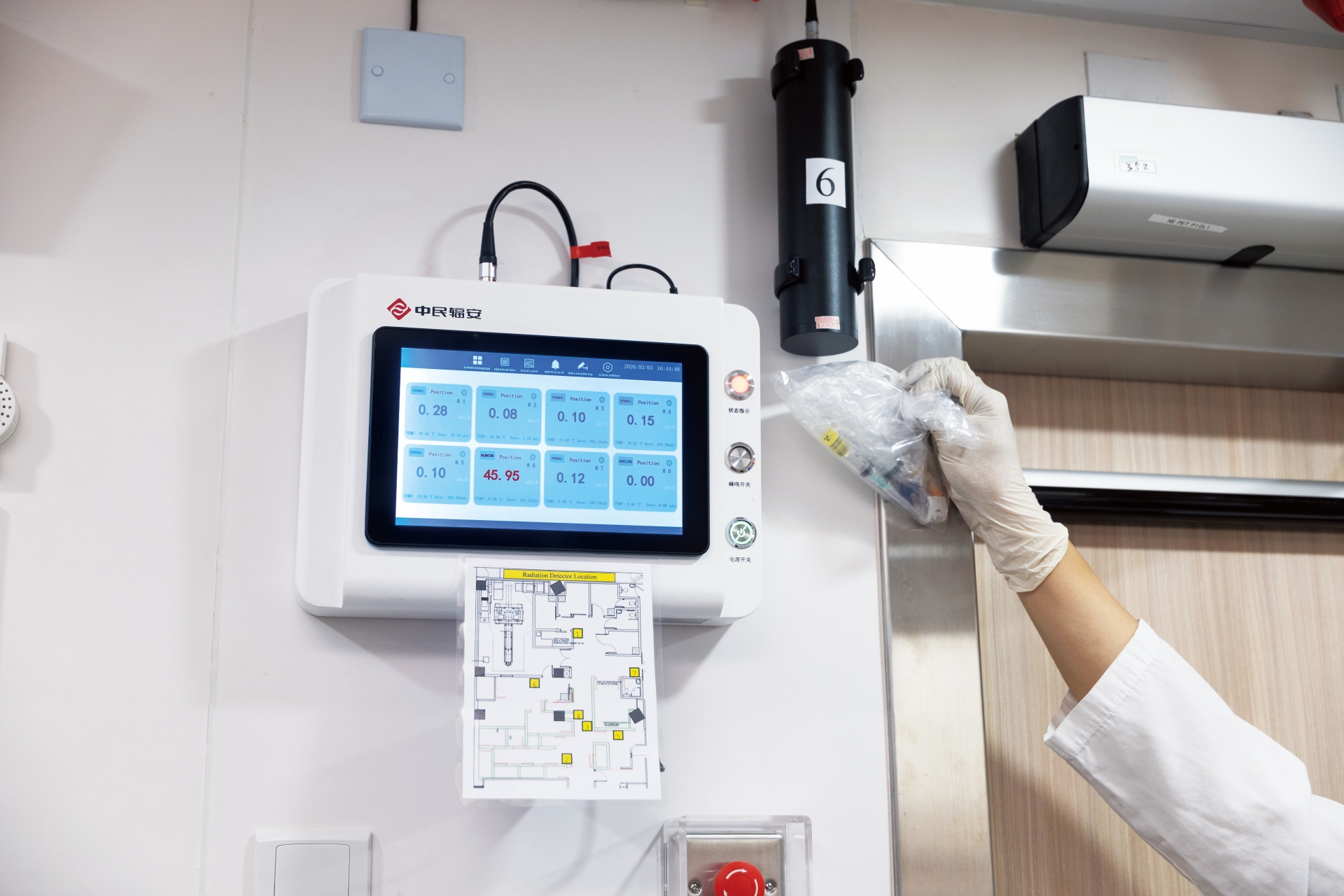 當輻射水平超標時，輻射監測系統會即時發出警報，紅色警示燈亦會亮起。