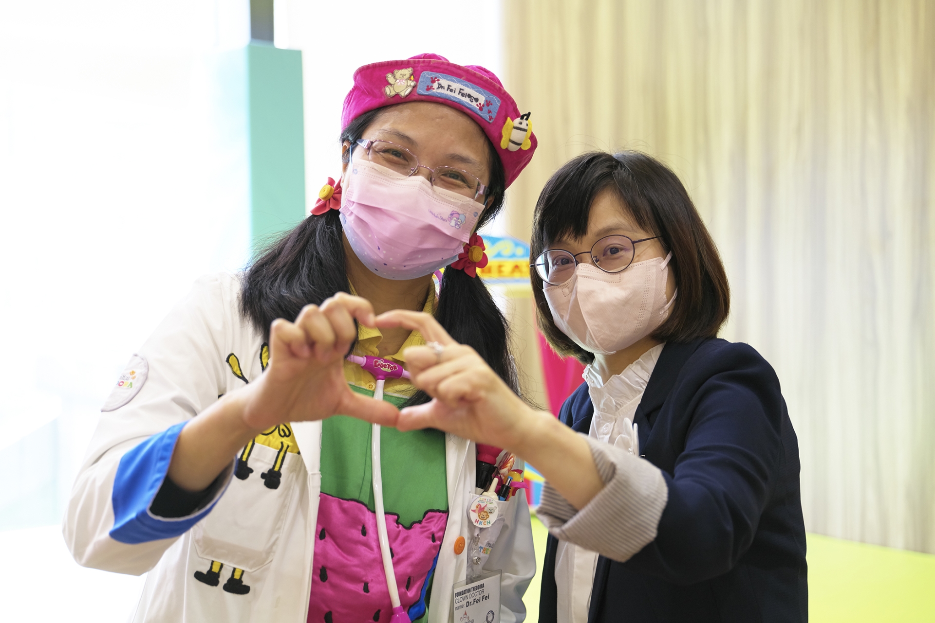Yvonne（右）表示「搞笑醫生」現身病房時，另一病房的小朋友都會在不遠處等候。