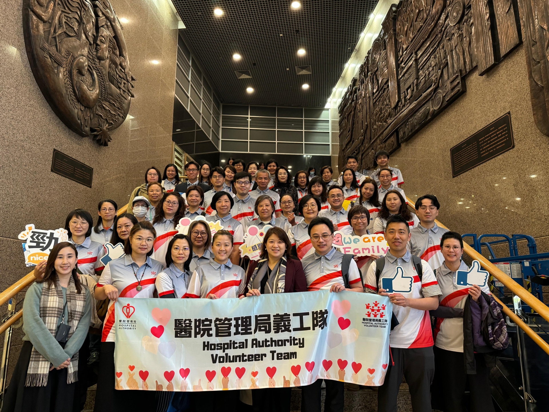 Dr Libby Lee (first row, fifth left), Chief Executive of HA, commends the HA volunteers for their dedication and enthusiasm in community services.