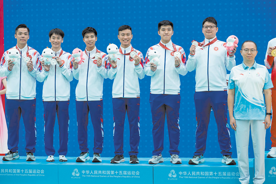 Ho-kan (second from the right) and his team won a silver medal in the Men’s 3-on-3 Group B shuttlecock event.