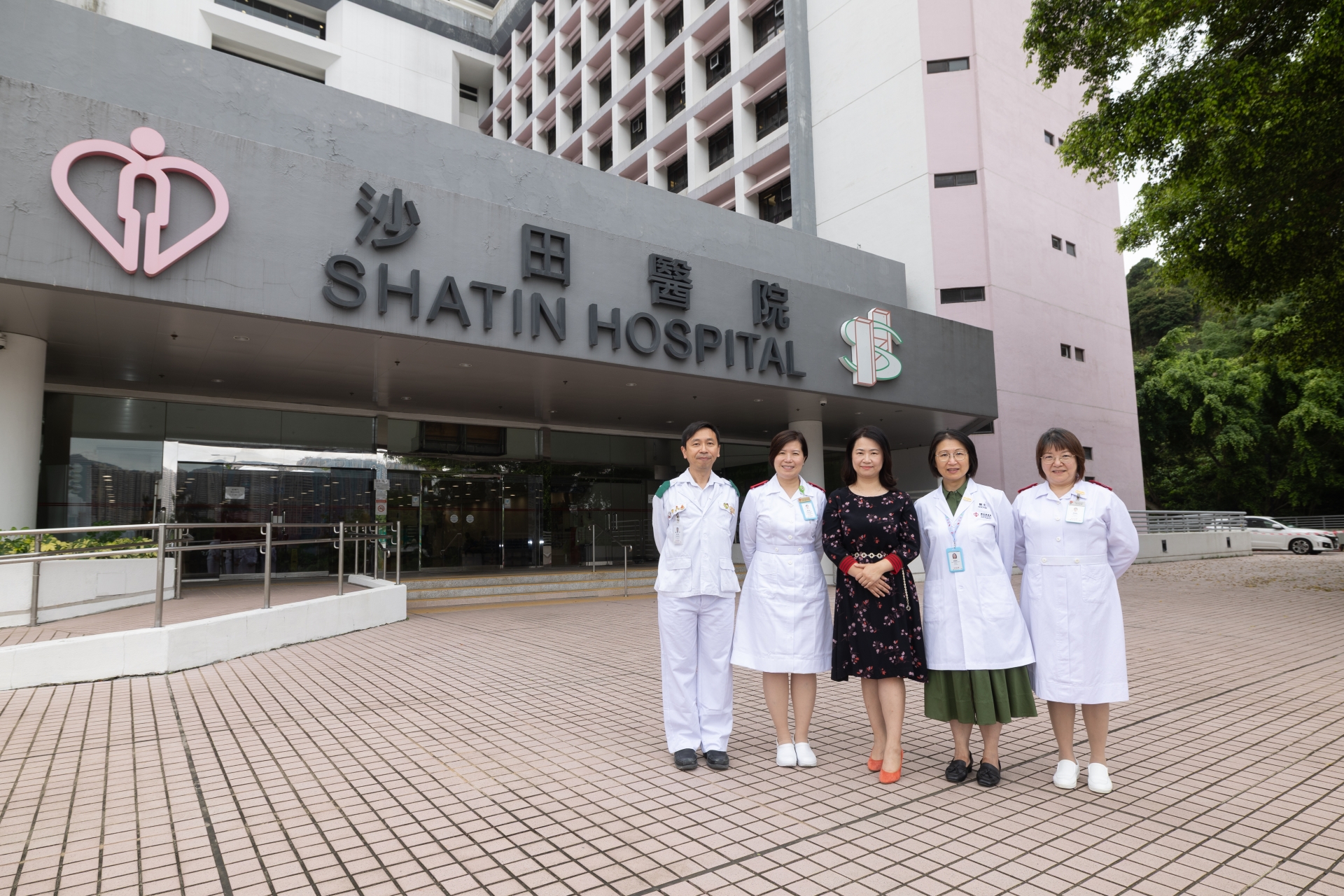 (左起)葉永滿、張淑宜、余海欣醫生、鄧穎思醫生和曾嘉慧共同見證沙田醫院的轉變。