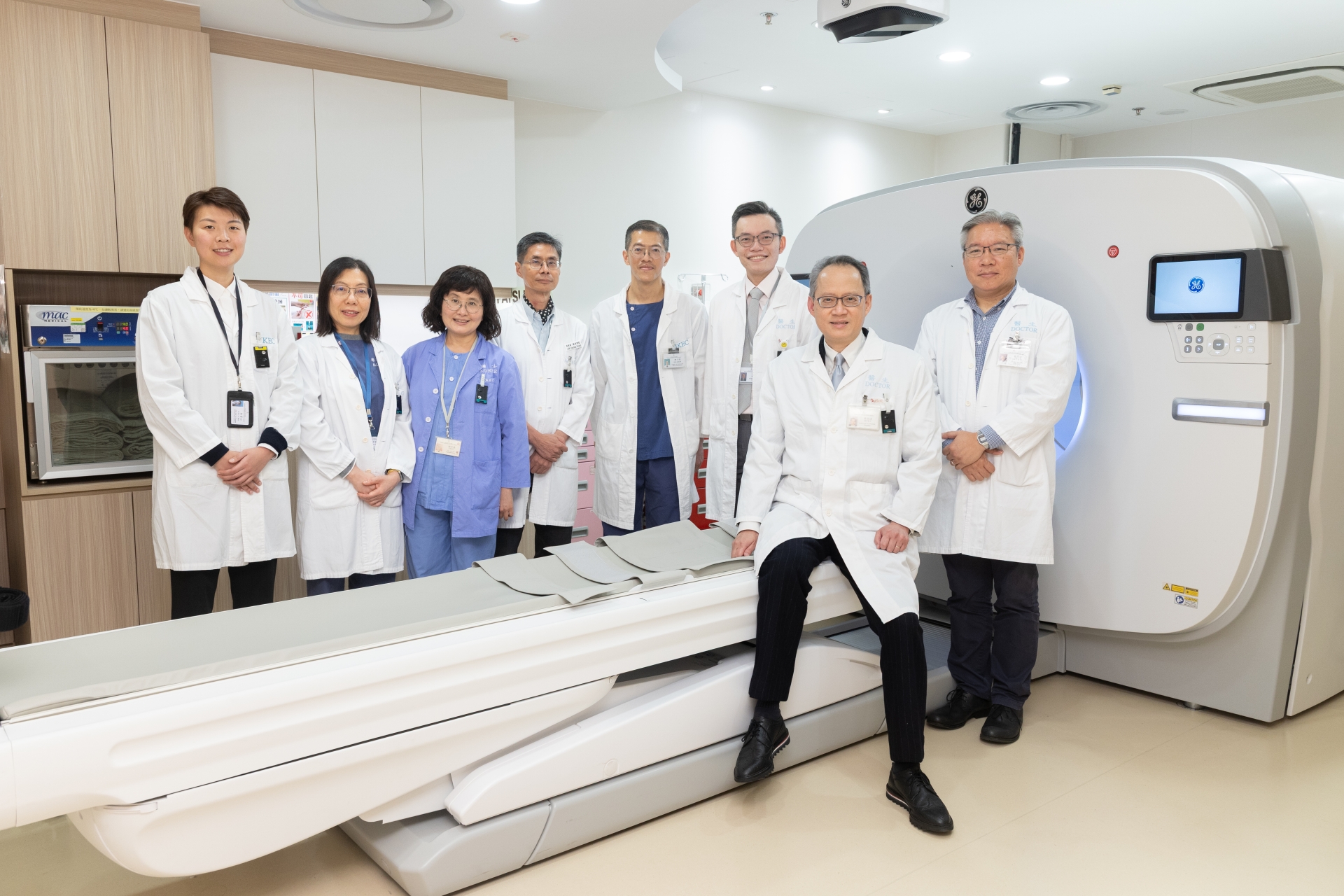 蔡柏達醫生（前）與核子醫學部團隊。