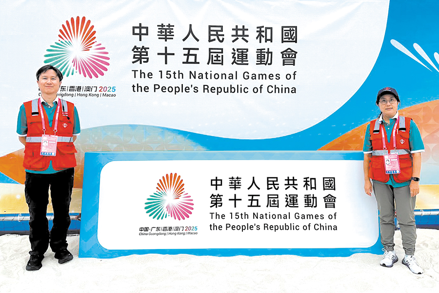 (From left) Dr Wan Kuang-an and Lan Yim-hung reflect that what impressed them most was the collaboration and joint efforts between the HA and government departments during the preparation.