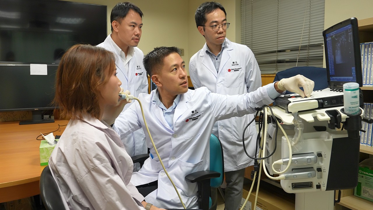 Dr Edward Chu Yin-lun (third left) uses ultrasound to check the lesion in a patient with vascular malformation. This multidisciplinary team joint clinic is
also provided by Dr George Lee Chung-ching (second left), Associate Consultant in the Division of Head and Neck and Plastic Surgery at QMH and Dr Adrian Fung Chi-heng (fourth left), Honorary Specialist at the Department of Surgery at QMH.