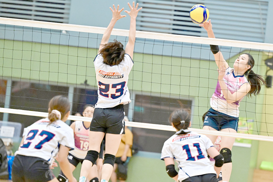 The volleyball team defended flawlessly against fierce attack.