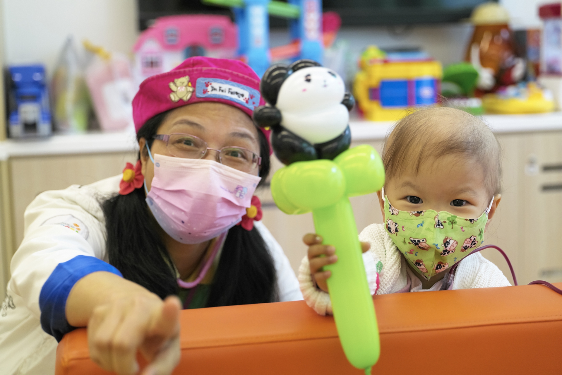 小病人玥言每次都期待「搞笑醫生」的到來，和她扭氣球及玩玩具。