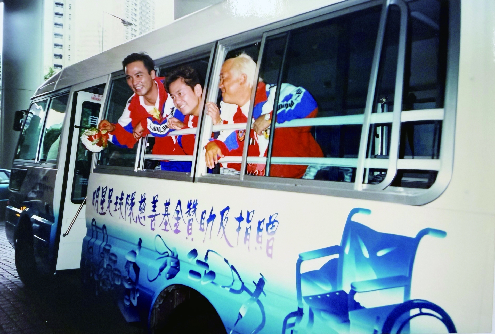 (From left) Simon Yam, Natalis Chan, and Eric Tsang posed with the donated minibus.