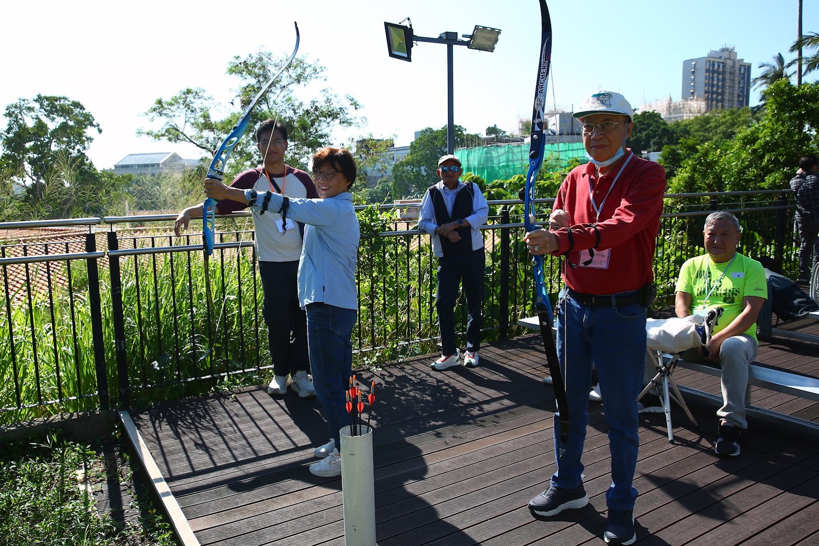 When COPD patients participate in an outdoor archery class, medical staff stay by their side, allowing them to enjoy activities with peace of mind.