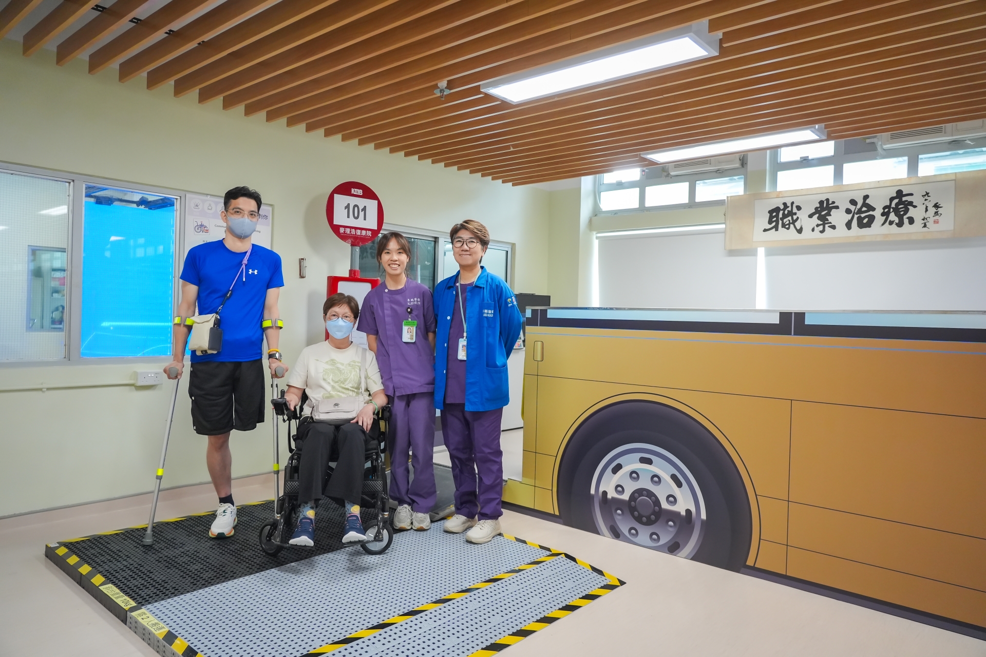Chelsea Ng (second right), Registered Occupational Therapist at the MMRC, highlights how public transportation enables patients to reintegrate into the community, noting that related rehabilitation training is of particular importance.