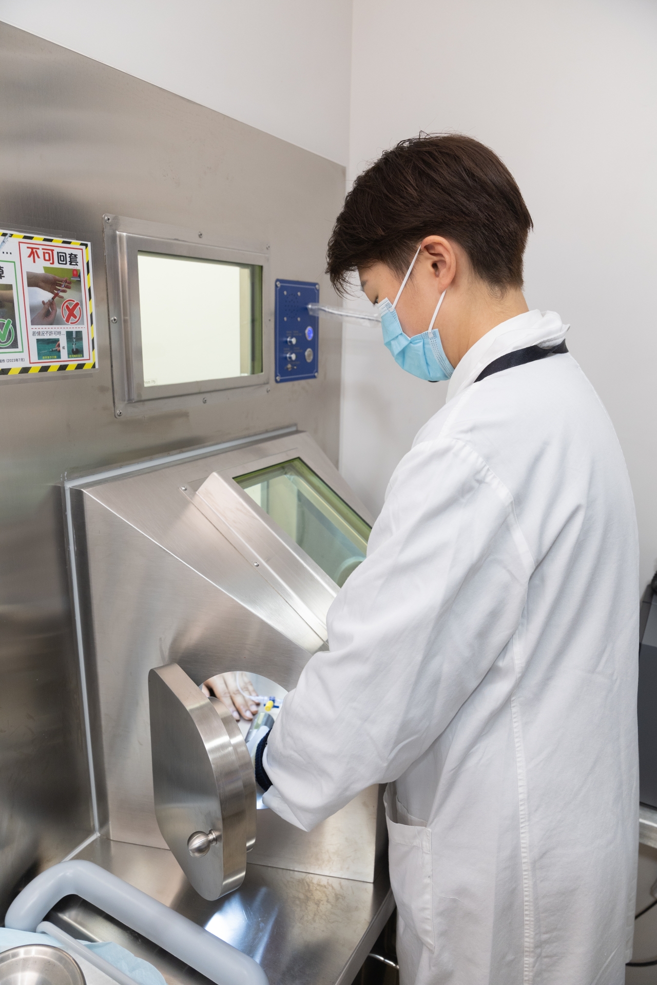 鉛隔板能有效阻隔輻射，讓醫護人員在注射過程透過含鉛玻璃窗觀察病人，以及以對講系統進行溝通。