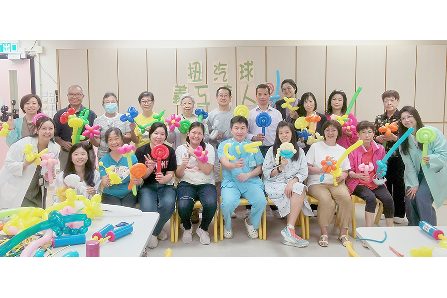 The C&PRD organised an introductory class in balloon twisting for volunteers. They learnt to send blessings to patients with their skillful hands.