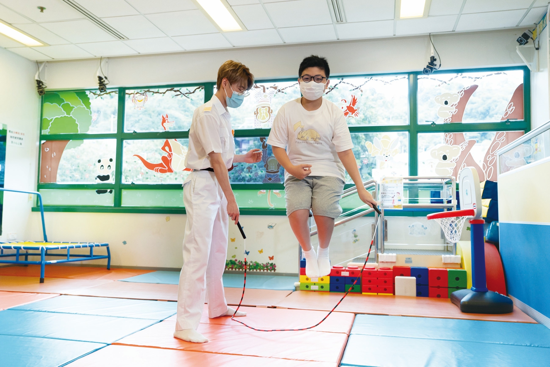 Jin meticulously breaks down each skipping move, ensuring every child
can follow along and discover the joy of rope skipping.