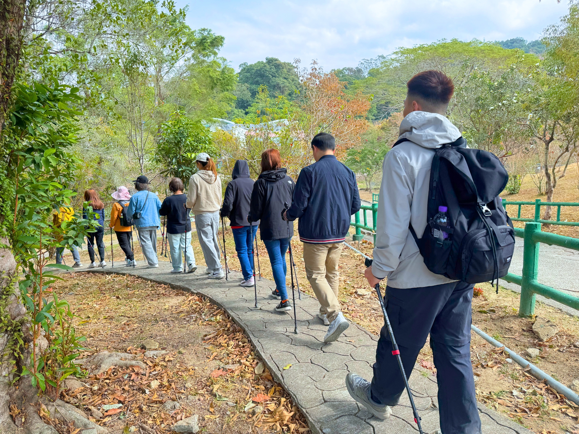 北歐健步行源自芬蘭，運動時可鍛鍊全身九成肌肉。