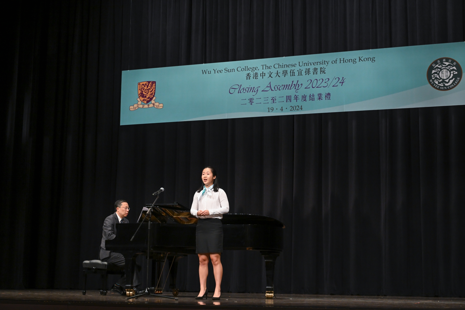 陳教授在香港中文大學伍宜孫書院結業禮上與藥劑學院學生一起表演。