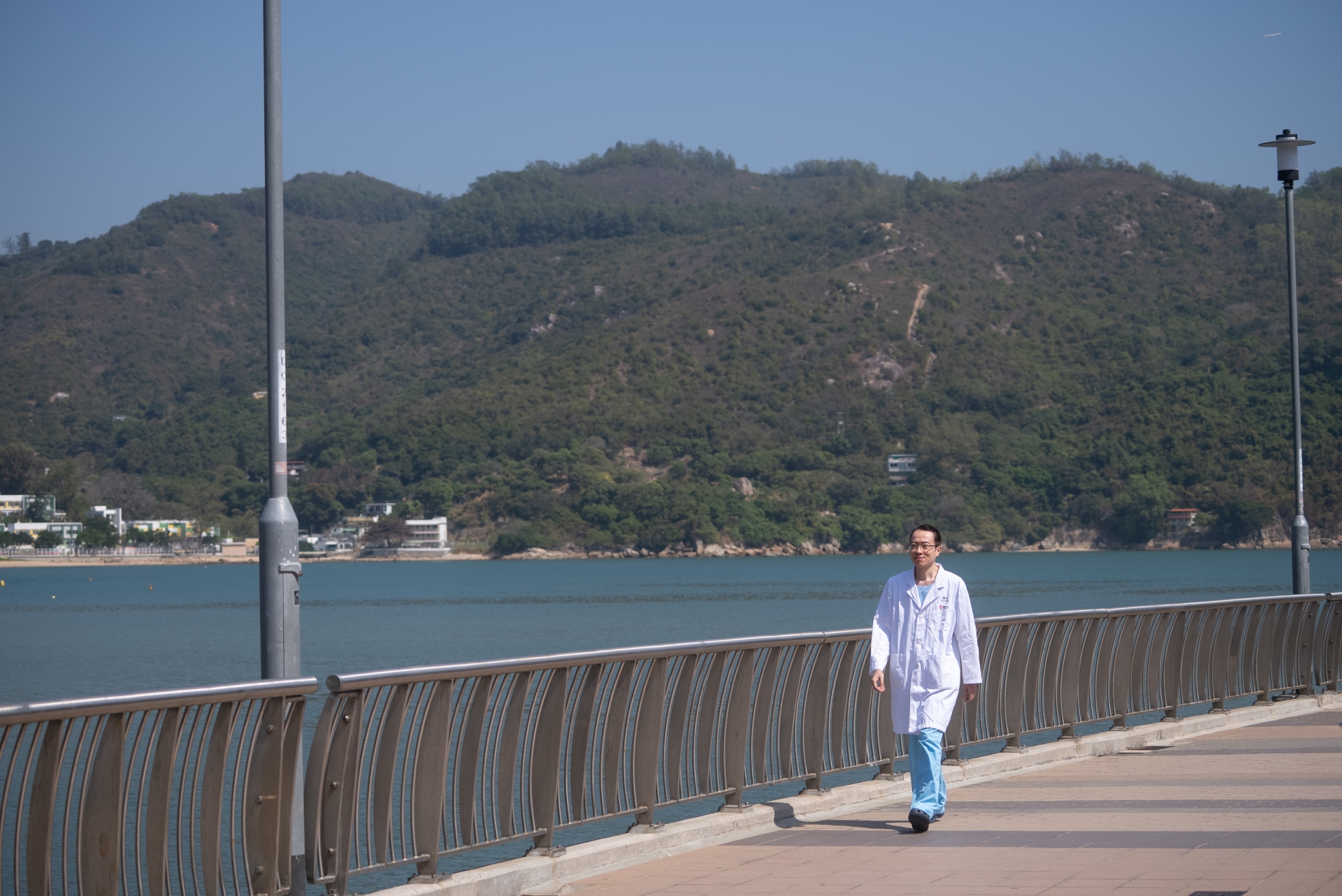 石漢榮醫生在離島區工作20年，指大自然的養份滋養著他的創作。